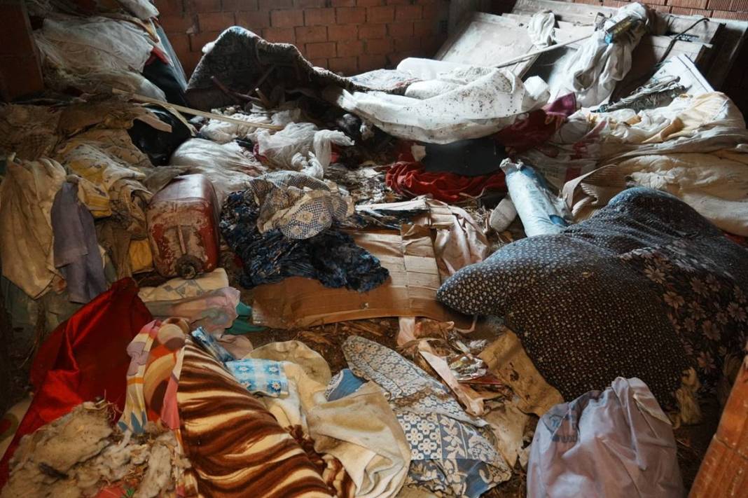 Çöp ev şikayetine giden belediye ekibi küçük dilini yuttu! 5 gün sürdü, onlarca kamyon geldi gitti 6